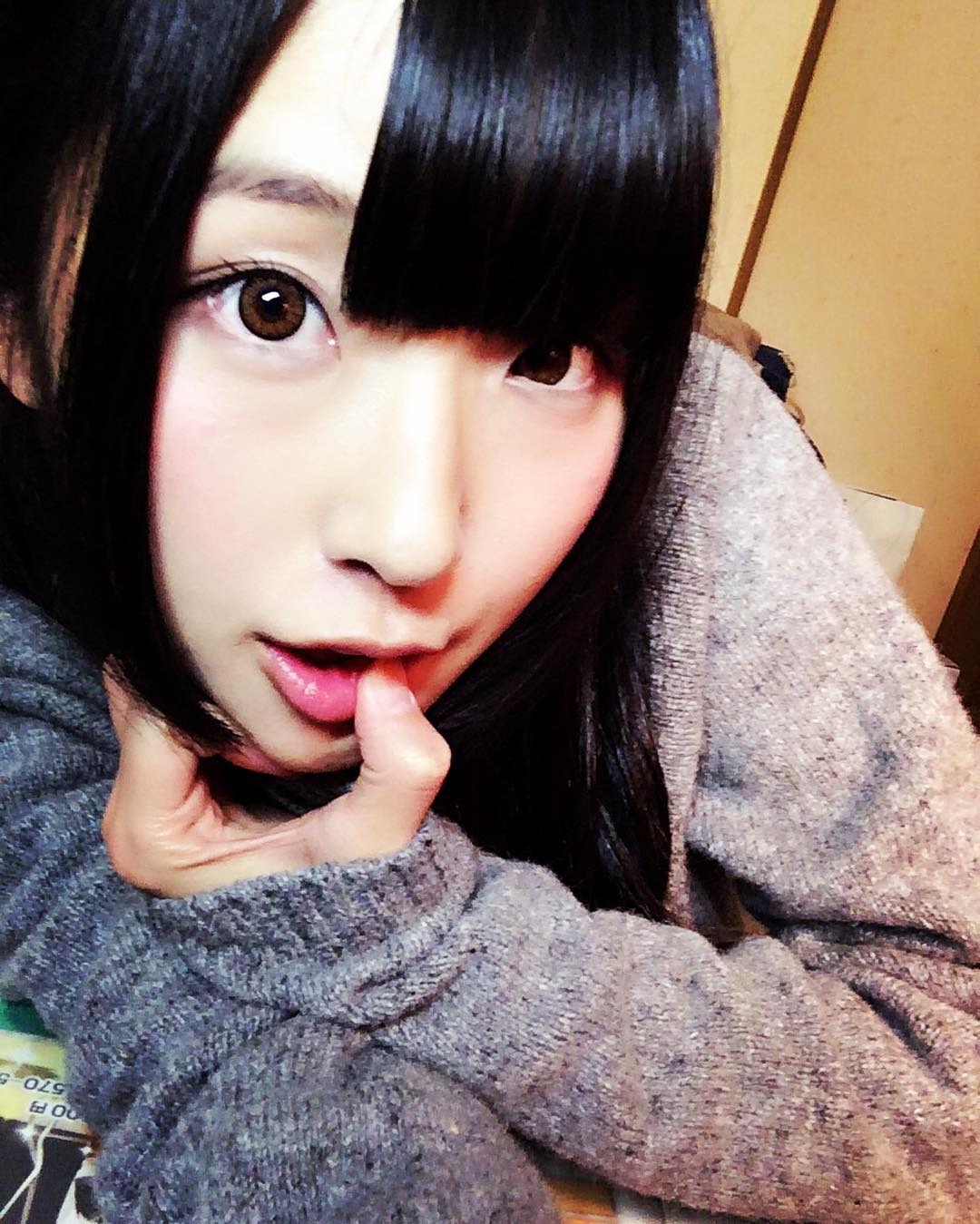 結城栞里 セクシー 結城栞里 海外メジャーデビューするアイドル、川辺でスカートめくってハイレグパンツ晒すww - エロチカ