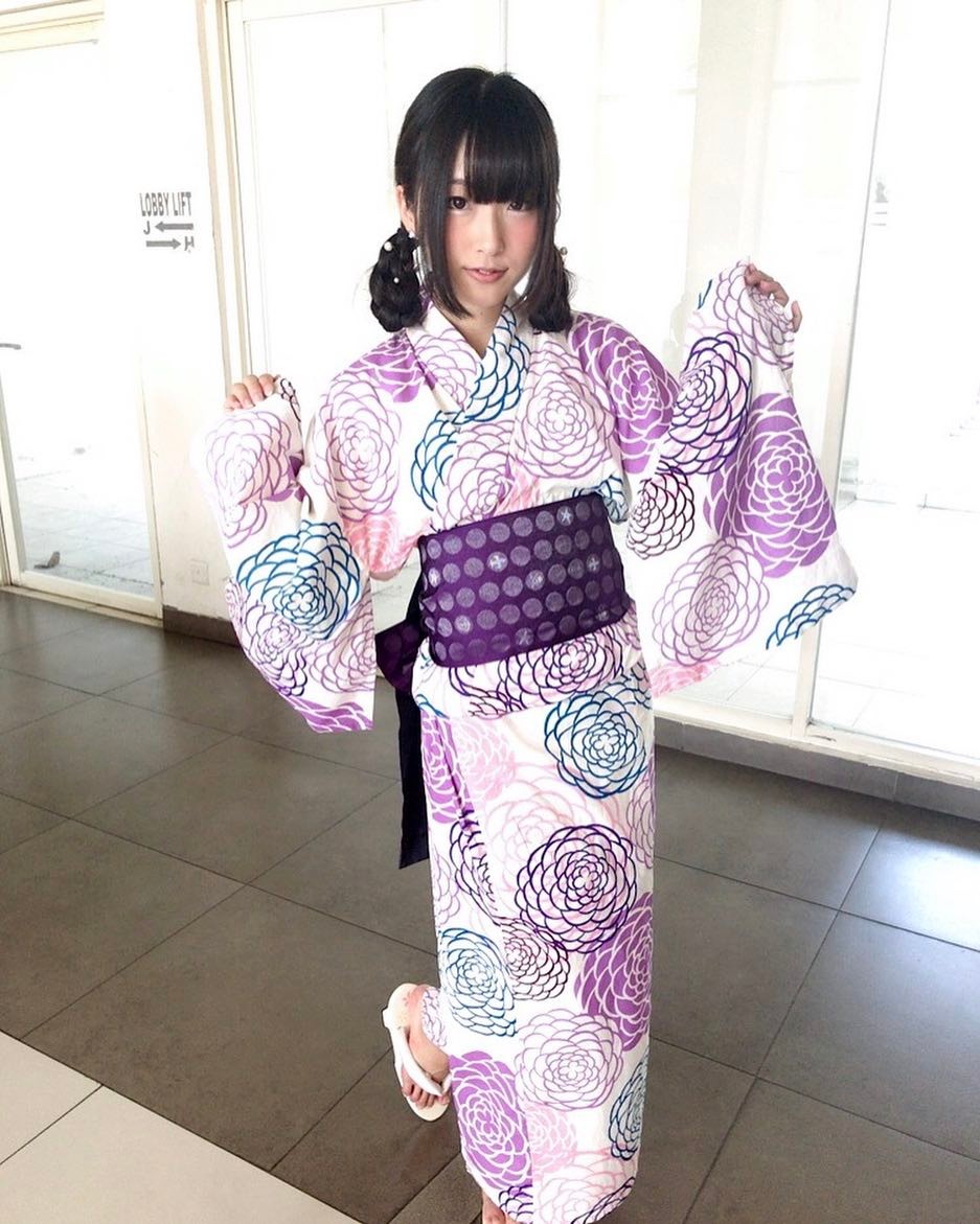 結城栞里 セクシー 結城栞里 海外メジャーデビューするアイドル、川辺でスカートめくってハイレグパンツ晒すww - エロチカ